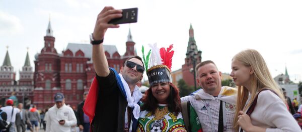 Des fans de foot sur la place du Manège à Moscou - Sputnik Afrique