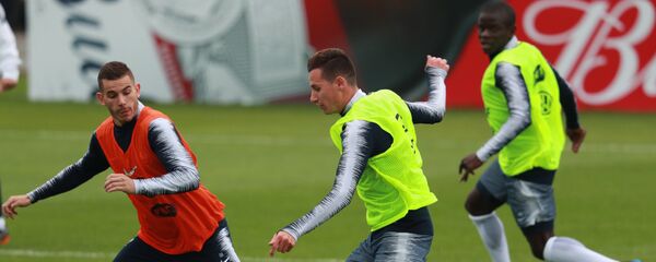 Lucas Hernandez (à gauche), membre de l'équipe de France, lors d'un entraînement au stade Glebovets Lucas Hernandez (à gauche), membre de l'équipe de France, lors d'un entraînement au stade Glebovets - Sputnik Afrique