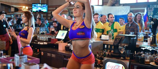 Des fans de foot regardent le match Russie-Arabie saoudite du Mondial 2018 - Sputnik Afrique