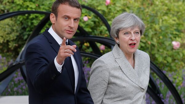 French President Emmanuel Macron (L) escorts Britain's Prime Minister Theresa May as they arrive to speak to the press at the Elysee Palace in Paris, France, June 13, 2017 - Sputnik Afrique