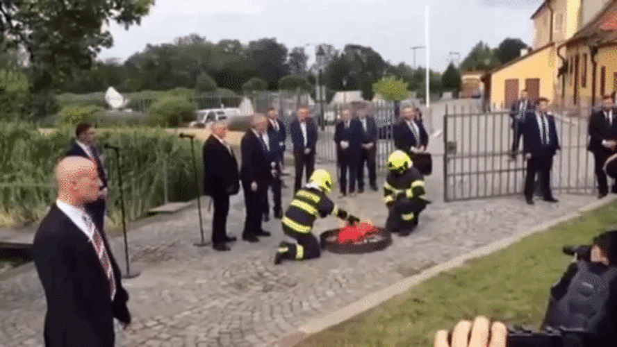 Milos Zeman (2e à gauche) brûle un caleçon - Sputnik Afrique