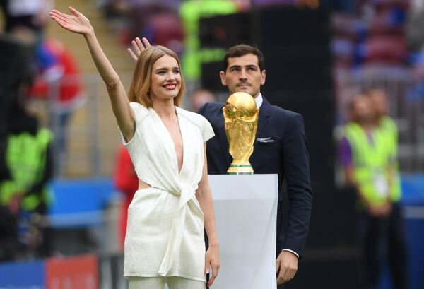 Une heure et demie avant le premier match de la compétition, le mannequin russe Natalia Vodianova et le célèbre gardien de but espagnol Iker Casillas ont présenté aux spectateurs le trophée. - Sputnik Afrique