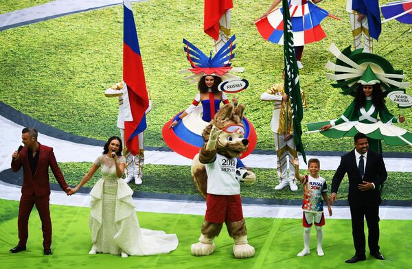 Robbie Williams et Aïda Garifoullina ont interprété la chanson Angels et le légendaire footballeur brésilien Ronaldo, accompagné de la mascotte du championnat Zabivaka et d’un des enfants participant à la cérémonie d’ouverture, a frappé symboliquement le ballon officiel de la Coupe du Monde de football de 2018 pour donner le coup d’envoi de la compétition. - Sputnik Afrique