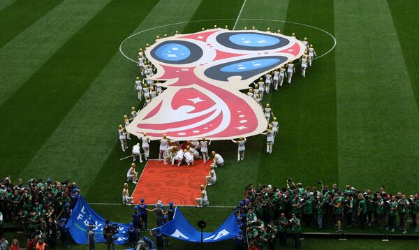 Le logo officiel de la Coupe du Monde de 2018 a été dévoilé en octobre 2014. On y retrouve les contours du trophée qui sera remis au vainqueur. - Sputnik Afrique