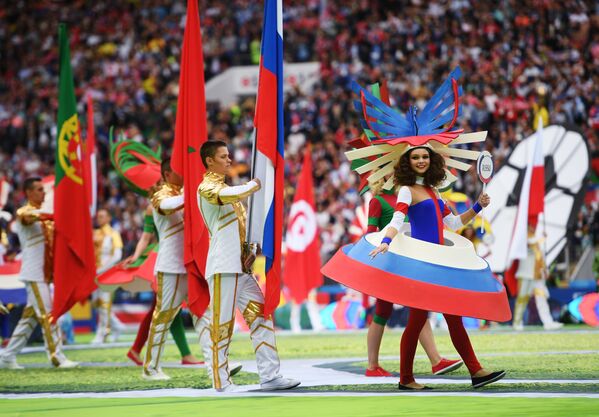 Les drapeaux des 32 pays participants à la Coupe du Monde de football sont apparus dans le stade lors de l’interprétation de la chanson Angels. - Sputnik Afrique