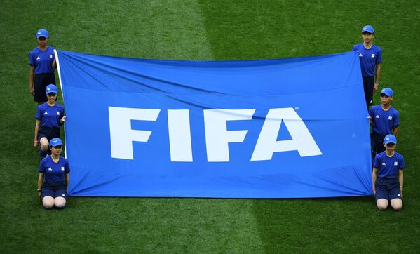 Le drapeau de la Fédération internationale de football est traditionnellement apparu sur le terrain avant le début de la cérémonie d’ouverture du Mondial. - Sputnik Afrique