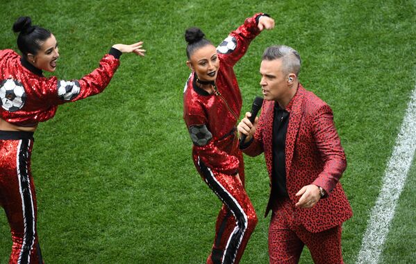 Le chanteur Robbie Williams a chanté ses chansons Feel, Let Me Entertain You et Rock DJ sur la pelouse du stade Loujniki. - Sputnik Afrique
