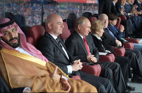 Le prince héritier d’Arabie saoudite Mohammed ben Salmane et le président de la FIFA Gianni Infantino ont assisté à la cérémonie d’ouverture de la Coupe du Monde aux côtés du chef d’État russe. - Sputnik Afrique