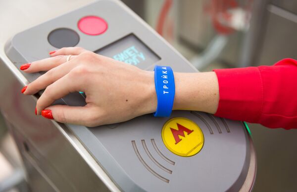 Un bracelet en silicone permettant de payer le métro de Moscou - Sputnik Afrique