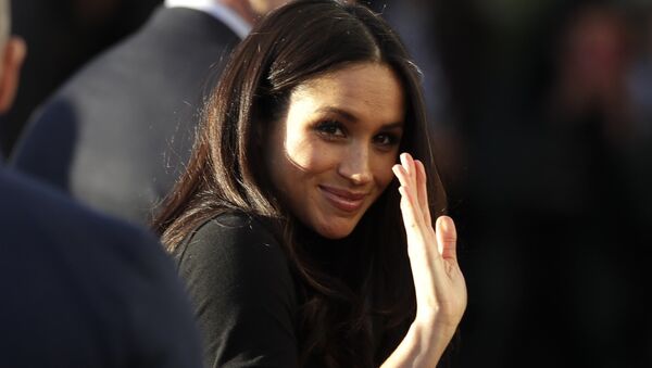 Meghan Markle waves as she leaves with Prince Harry after watching a hip hop opera performance by young people involved in the Full Effect programme at the Nottingham Academy school in Nottingham, England, Friday Dec. 1, 2017 - Sputnik Afrique