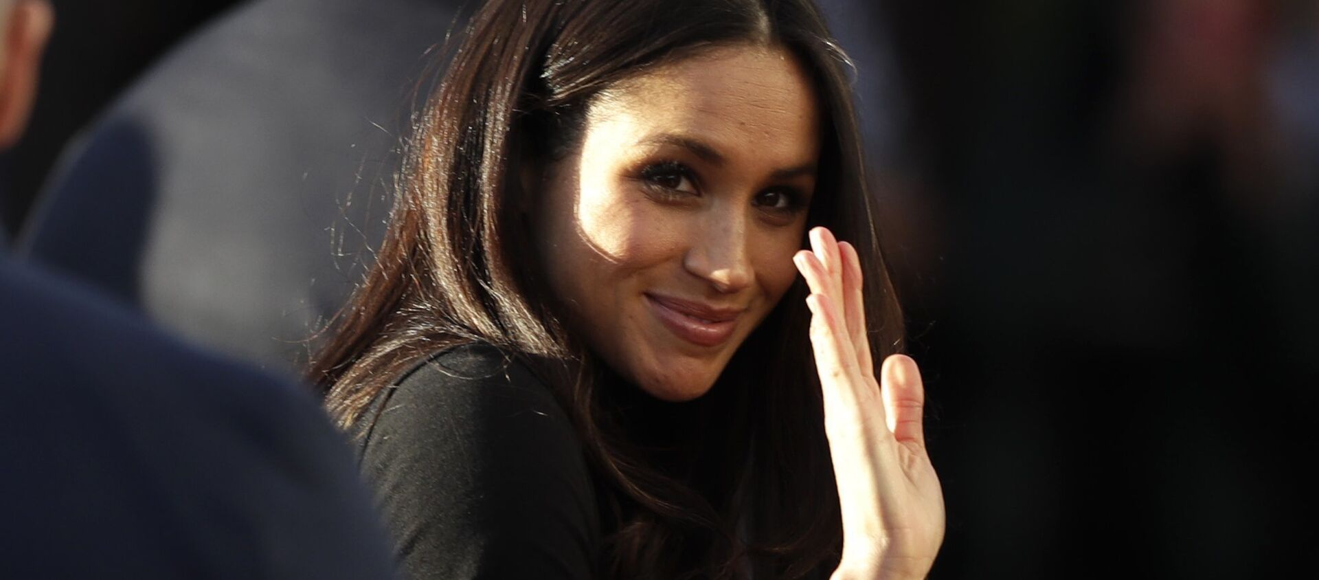 Meghan Markle waves as she leaves with Prince Harry after watching a hip hop opera performance by young people involved in the Full Effect programme at the Nottingham Academy school in Nottingham, England, Friday Dec. 1, 2017 - Sputnik Afrique, 1920, 05.07.2018