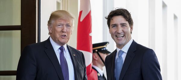 President Donald Trump welcomes Canadian Prime Minister Justin Trudeau outside the West Wing of the White House in Washington - Sputnik Afrique