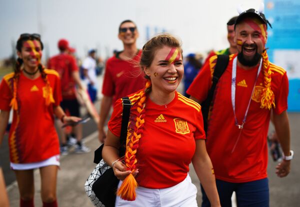 Des supportrices de l’équipe d’Espagne avant le match Portugal-Espagne - Sputnik Afrique