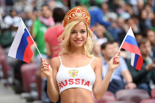 Une supportrice de l’équipe de Russie avant le match Russie-Arabie saoudite - Sputnik Afrique