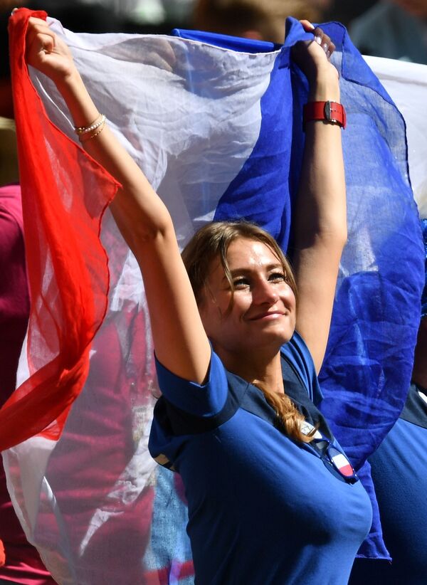 Une supportrice des Bleus avant le match France-Australie - Sputnik Afrique