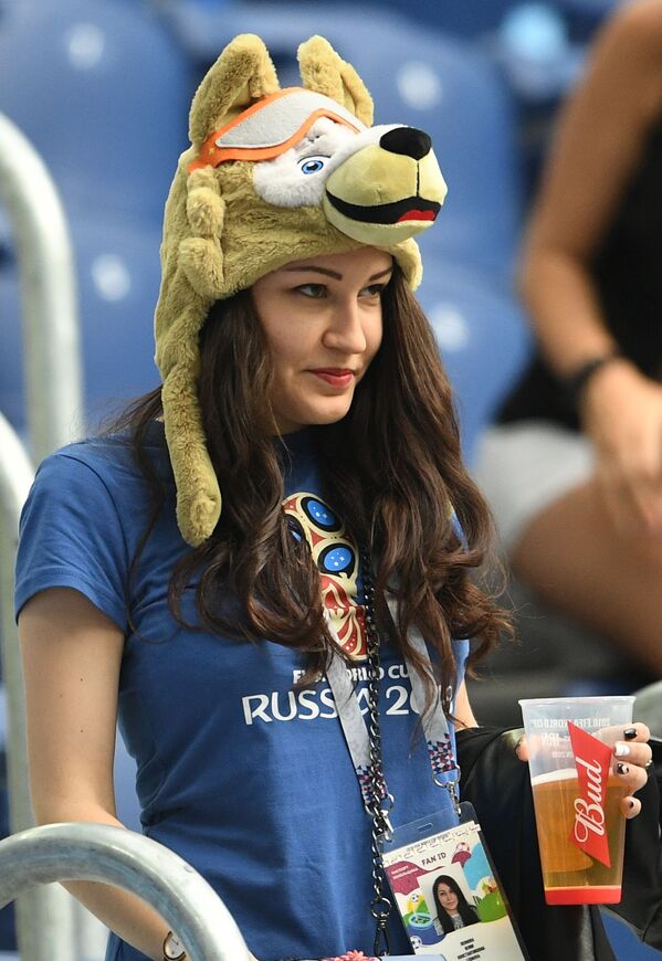 Une supportrice russe avant le match Maroc-Iran à Saint-Pétersbourg. - Sputnik Afrique