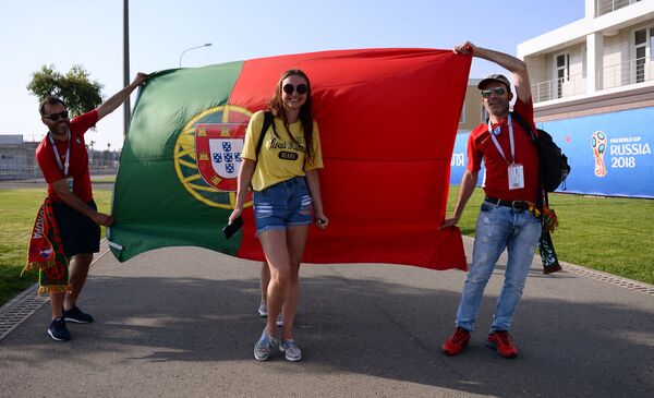 Des supporteurs de l’équipe du Portugal devant leur drapeau national avant le match Portugal-Espagne. - Sputnik Afrique
