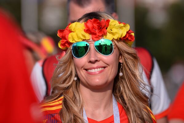 Une supportrice de l’équipe d’Espagne souriant avant le match Espagne-Portugal. - Sputnik Afrique