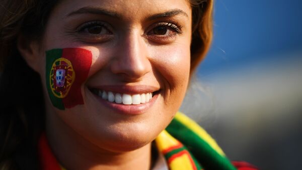Une supportrice de l'équipe du Portugal avant le match Portugal-Espagne - Sputnik Afrique