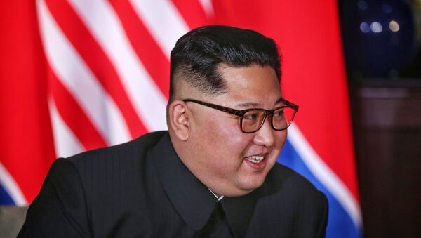 North Korean leader Kim Jong Un smiles next to U.S. President Donald Trump (not pictured) at the Capella Hotel on Sentosa island in Singapore June 12, 2018. - Sputnik Afrique