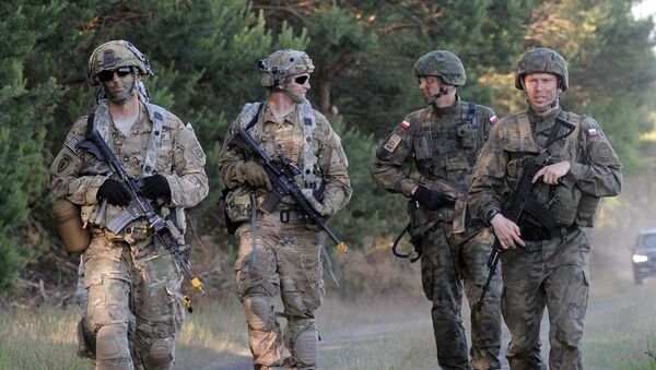 Paratroopers from the U.S. 82nd Airborne Division and the Polish 6th Airborne Division walk together after conducting a a multi-national jump on to a designated drop zone near Torun, Poland, Tuesday, June 7, 2016. The exercise, Swift Response-16, sets the stage in Poland for the multi-national land force training event Anakonda-16. - Sputnik Afrique