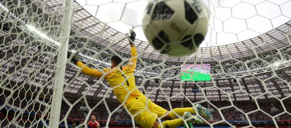 Вратарь Абдаллах Аль-Муаиуф (Саудовская Аравия) пропускает мяч в матче группового этапа чемпионата мира по футболу между сборными России и Саудовской Аравии. - Sputnik Afrique