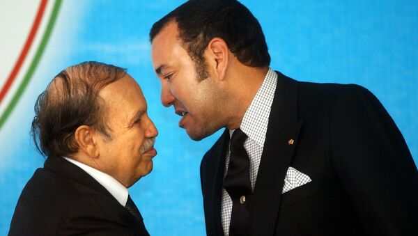 Le Président algérien Abdelaziz Bouteflika (à gauche) et le roi du Maroc Mohammed VI (à droite) - Sputnik Afrique