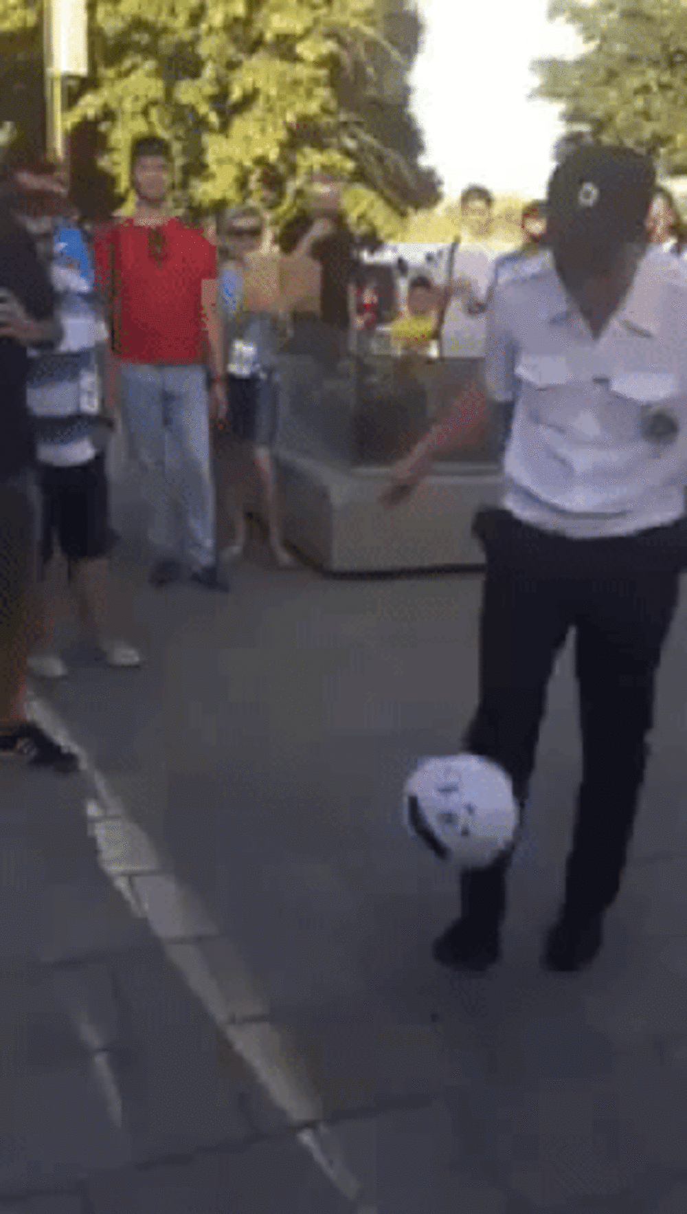 Équipé d’un ballon, un policier russe laisse bouche bée des supporteurs de l’Uruguay - Sputnik Afrique