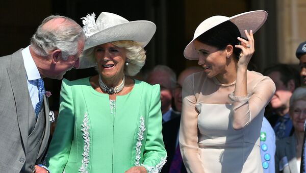 Britain's Prince Charles, Prince of Wales (L) and his wife Britain's Camilla, Duchess of Cornwall (C), talk with Britain's Meghan, Duchess of Sussex, as her husband Britain's Prince Harry, Duke of Sussex (unseen), speaks during the Prince of Wales's 70th Birthday Garden Party at Buckingham Palace in London on May 22, 2018. - Sputnik Afrique