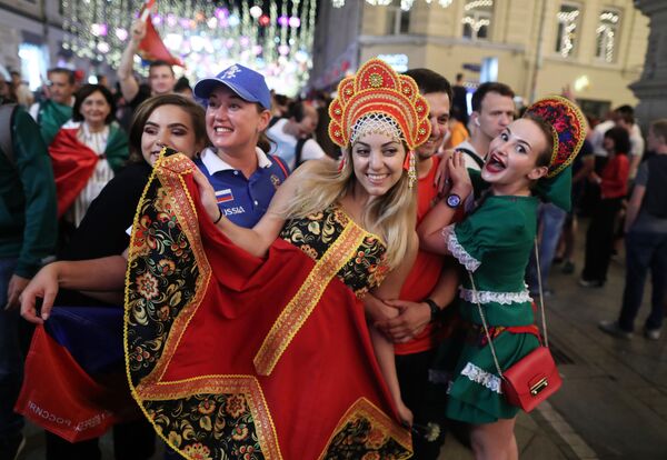 Les supporteurs russes fêtent la deuxième victoire de l’équipe de Russie - Sputnik Afrique