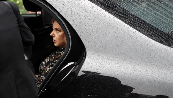 Israel's Prime Minister's wife Sara Netanyahu enters the car with Israel's Prime Minister Benjamin Netanyahu after the meeting with French Finance Minister Bruno Le Maire at Bercy Economy Ministry, in Paris, Wednesday, June 6, 2018 - Sputnik Afrique