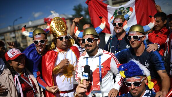 Болельщики сборной Перу и Франции перед началом матча группового этапа ЧМ-2018 по футболу между сборными Франции и Перу. - Sputnik Afrique