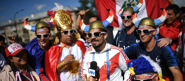 Болельщики сборной Перу и Франции перед началом матча группового этапа ЧМ-2018 по футболу между сборными Франции и Перу. - Sputnik Afrique