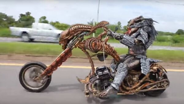 Un Predator à moto, ou un motard inhabituel en Thaïlande - Sputnik Afrique