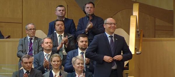 Парламент Шотландии приветствует аплодисментами спикера Верховной Рады Украины Андрея Парубия Парламент Шотландии приветствует аплодисментами спикера Верховной Рады Украины Андрея Парубия - Sputnik Afrique