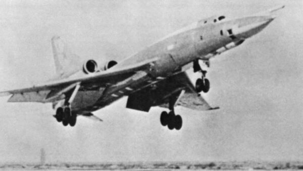 Советский самолет Ту-22 во время взлета - Sputnik Afrique