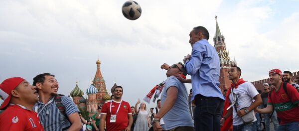 Fans of the World Cup 2018 play football on Red Square in Moscow Fans of the World Cup 2018 play football on Red Square in Moscow - Sputnik Afrique