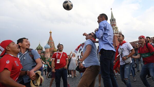 Fans of the World Cup 2018 play football on Red Square in Moscow - Sputnik Afrique