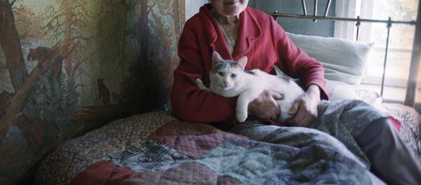 Une vieille dame au chat - Sputnik Afrique