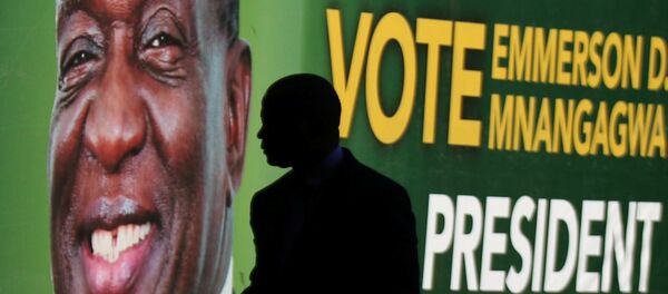 A delegate arrives for a meeting between Zimbabwean President Emmerson Mnangagwa and liberation war veterans in Harare, Zimbabwe, May 11, 2018 - Sputnik Afrique