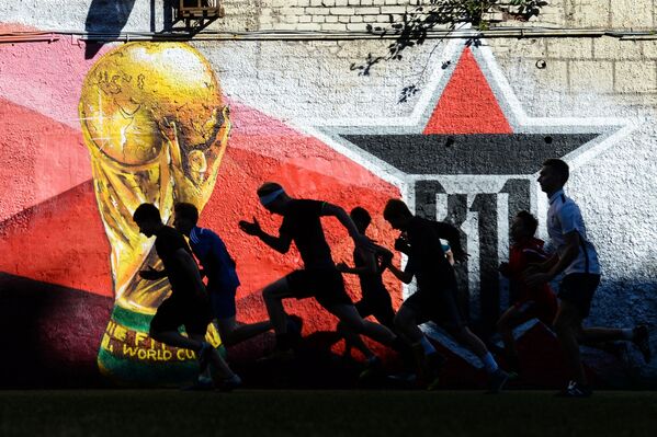 Découvrez des graffitis réalisés en l’honneur du football dans différentes villes russes - Sputnik Afrique