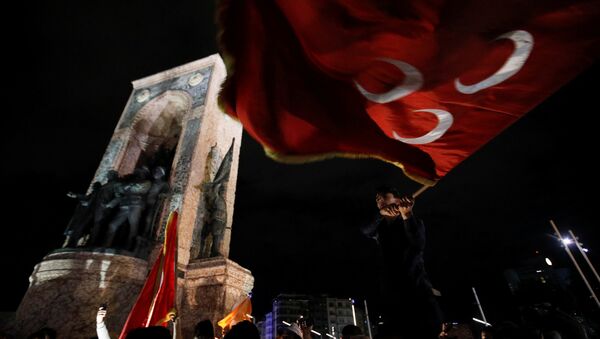 Taksim'de seçim kutlamaları - MHP bayrağı - Sputnik Afrique