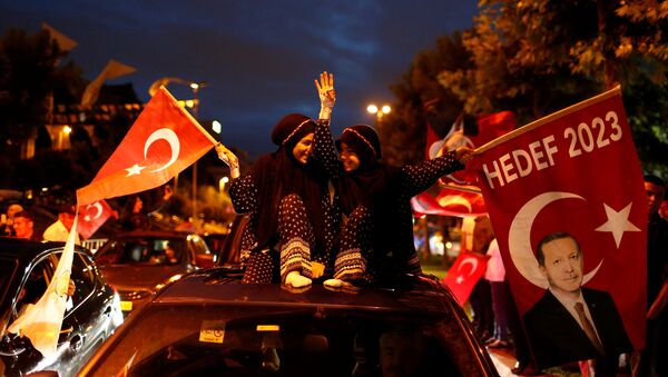 AK Parti İstanbul İl Başkanlığı önünde seçim kutlamaları - Sputnik Afrique