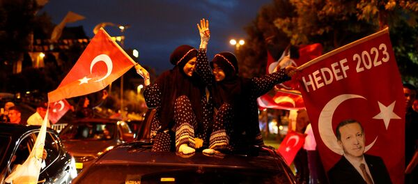 AK Parti İstanbul İl Başkanlığı önünde seçim kutlamaları - Sputnik Afrique