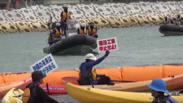 Протесты против строительства военной базы в Хэноко на Окинаве - Sputnik Afrique