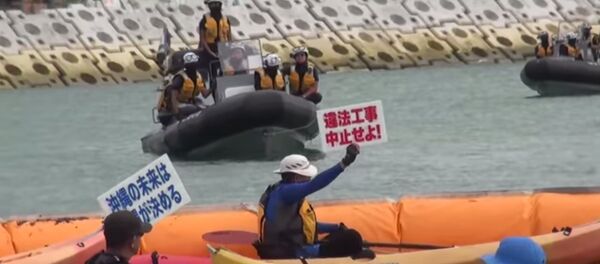 Протесты против строительства военной базы в Хэноко на Окинаве - Sputnik Afrique