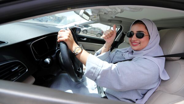 Zuhoor Assiri drives her car in Dhahran, Saudi Arabia, June 24, 2018 - Sputnik Afrique