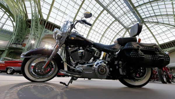A Harley-Davidson motorcycle blessed with the signature of Emeritus Pope Benedict XVI, and later received by Pope Francis, is displayed ahead of the Bonhams' Les Grandes Marques du Monde vintage motor cars and motorcycles auction at the Grand Palais exhibition hall as part of the Retromobile vintage car show in Paris February 4, 2015 - Sputnik Afrique