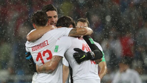 Игроки сборной Швейцарии радуются победе в матче группового этапа чемпионата мира по футболу между сборными Сербии и Швейцарии. - Sputnik Afrique