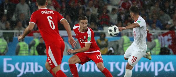 Слева направо: Бранислав Иванович, Сергей Милинкович-Савич (Сербия) и Марио Гавранович (Швейцария) в матче группового этапа чемпионата мира по футболу между сборными Сербии и Швейцарии. - Sputnik Afrique